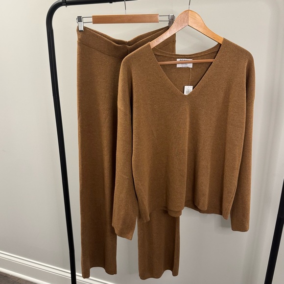 Old Navy Bell Sleeve V-Neck Sweater and High Waisted Crop Kick Sweater Pants Set - Picture 3 of 7